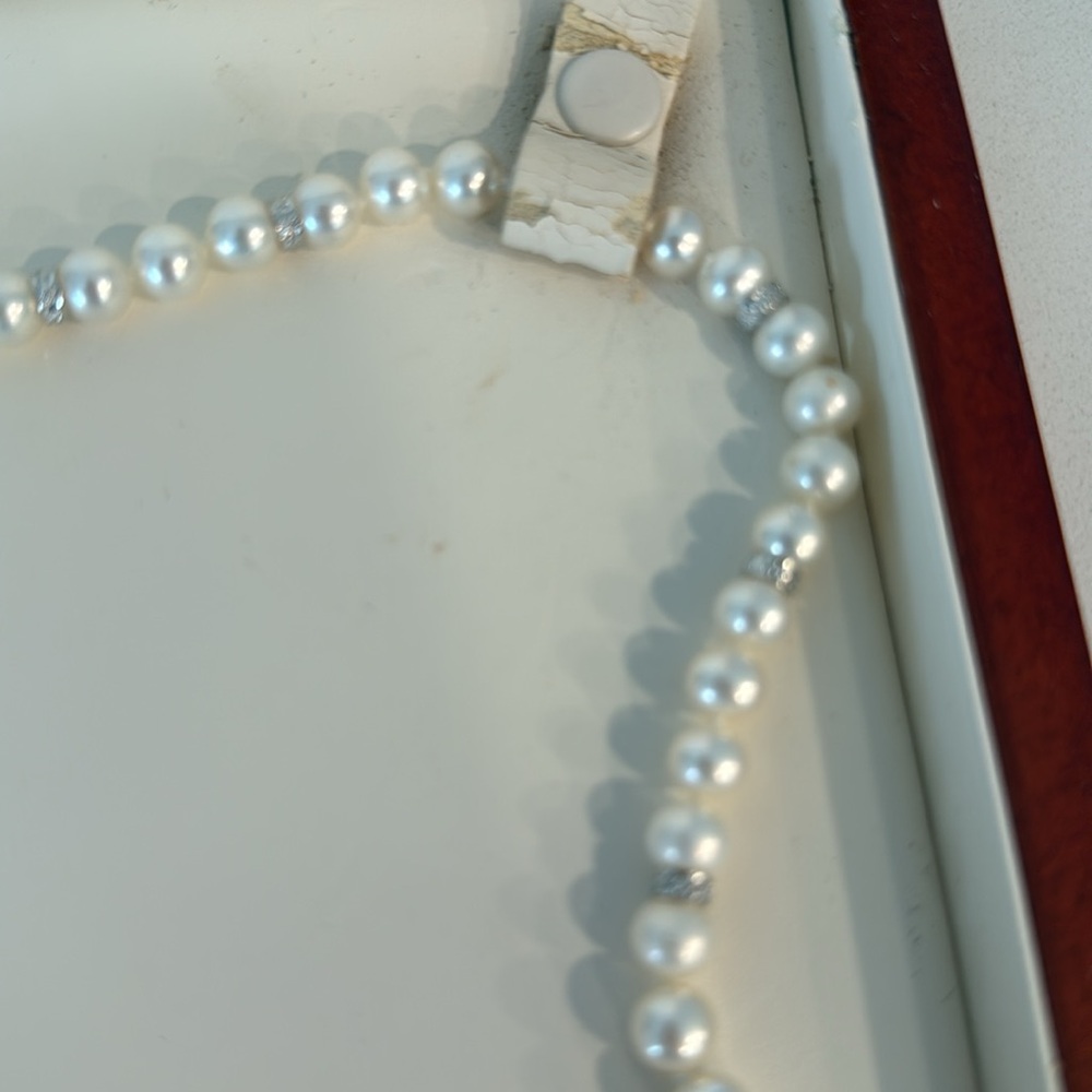 Vintage 20 inch high quality costume pearl necklace.
FINAL MARKDOWN. - Picture 6 of 11